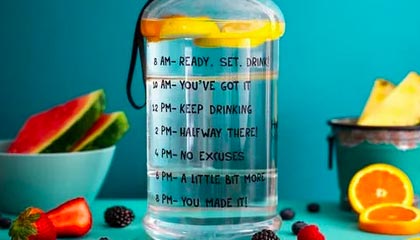 拉都拉不住，比甲前锋戴维球衣都被扯坏了但依旧打入进球